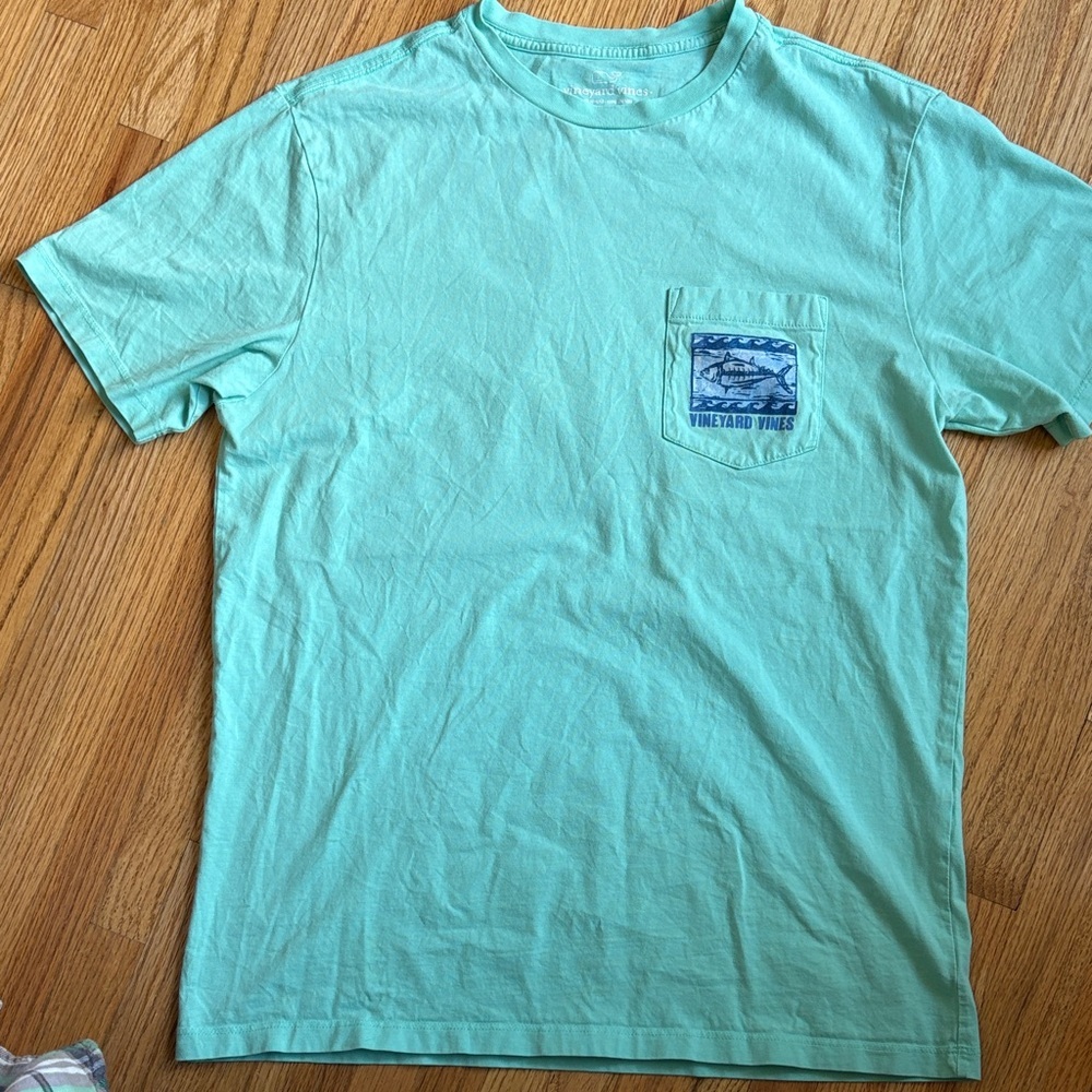 Vineyard Vines Small Men's Light Green Tee with Fish design Pocket